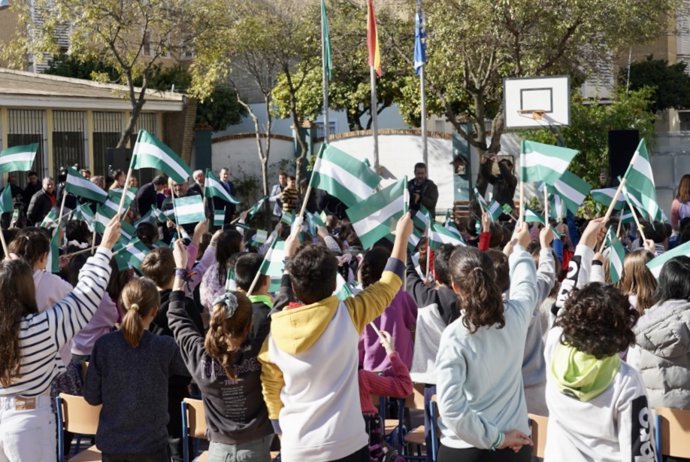 Archivo - Celebración del Día de la Bandera de Andalucía en un colegio. (Foto de archivo).