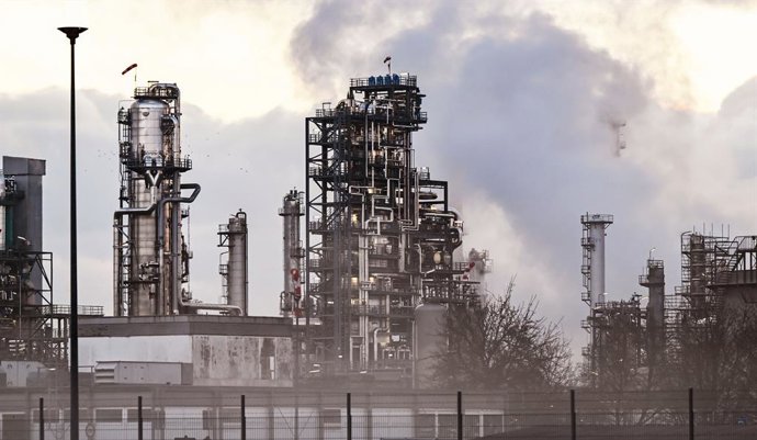 Archivo - FILED - 23 February 2022, Baden-Wuerttemberg, Karlsruhe: A general view of the MiRO Mineraloelraffinerie Oberrhein oil refinery in Karlsruhe. Germany's Economic Affairs Ministry announced that Rosneft Deutschland and RN Refining & Marketing Gm