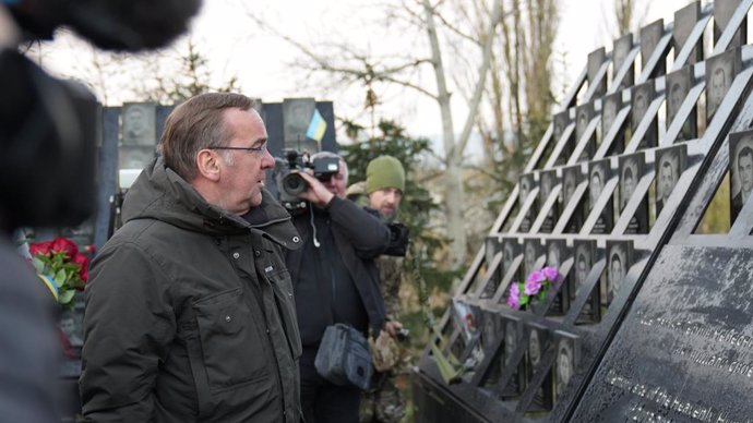 El ministro de Defensa de Alemania, Boris Pistorious, durante una visita al monumento en conmemoración a las protestas de la plaza del Maidán, en Kiev