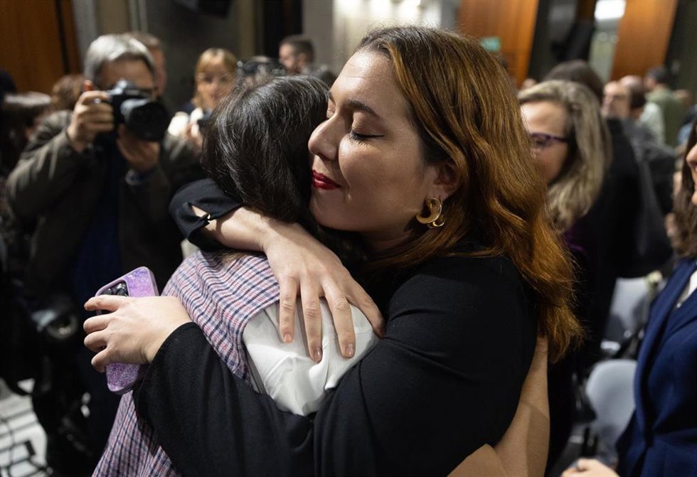 La hasta ahora ministra de Igualdad, Irene Montero (i), abraza a la secretaria de Estado de Igualdad y contra la Violencia de Género en funciones, Ángela Rodríguez 'Pam' (d), durante el traspaso de la cartera de Igualdad, en la sede del Ministerio de Ig