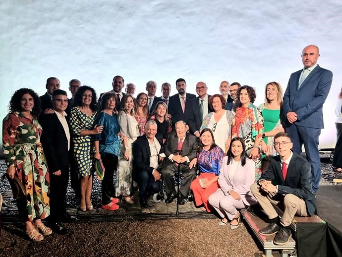 Miembros del PSOE de La Palma junto a Jerónimo Saavedra