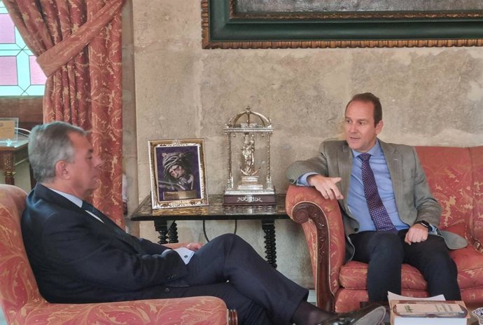 El alcalde de Sevilla, José Luis Sanz, primero por la izquierda, con el rector de la UNIA, José Ignacio García.