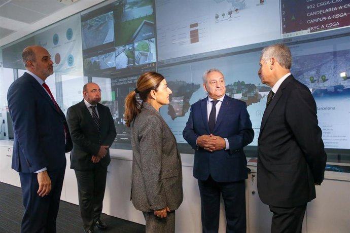 La presidenta de Cantabria, María José Sáenz de Buruaga, y el consejero de Industria, Eduardo Arasti, en CISGA, que acogerá el Iberia Data Center, primer centro de datos para uso de corporaciones públicas y empresas privadas de Cantabria