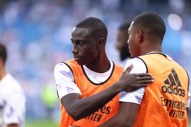 Archivo - Los jugadores del Real Madrid Ferland Mendy y David Alaba, en un calentamiento.