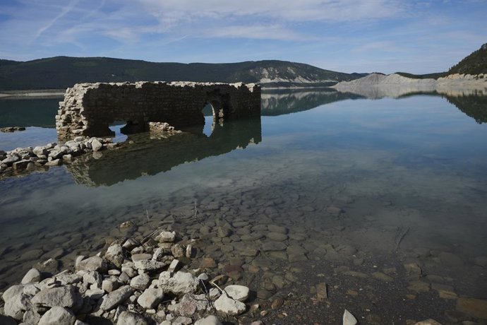 Archivo - Surgen a la superficie parte de las termas romanas que se encontraban bajo el agua en el pantano de Yesa, a 27 de abril de 2023, en Yesa, Navarra (España). Los embalses navarros almacenan actualmente 646 hectómetros cúbicos de agua, dejando la