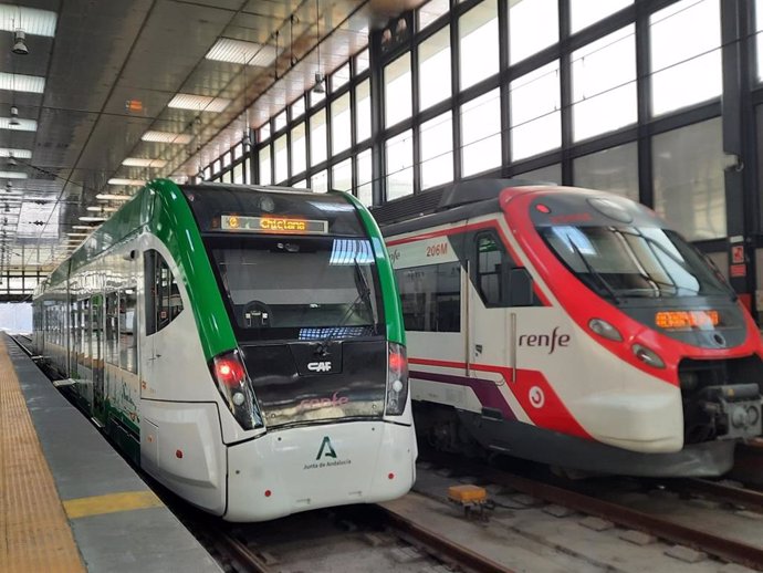 El Trambahía y un tren de Cercanías en la estación de Cádiz