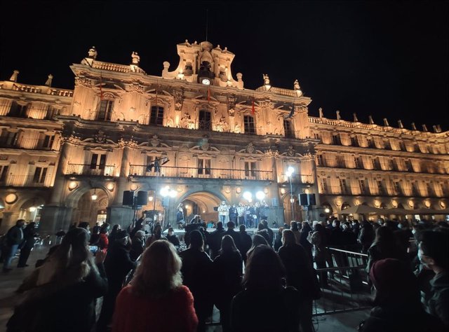 Archivo - Acto de 2021 en la Plaza Mayor de Salamanca con motivo del Día Internacional de la Eliminación de la Violencia Contra las Mujeres