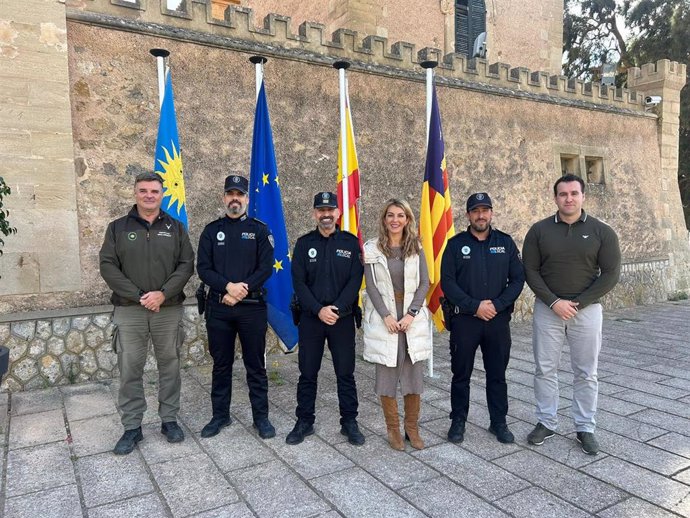 Andratx presenta a los policías locales que formarán la Unidad de Actividades y Medio Ambiente.