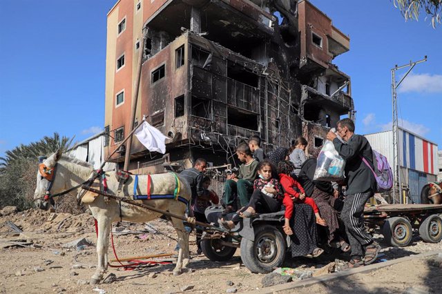 Una familia de desplazados palestinos en la Franja de Gaza
