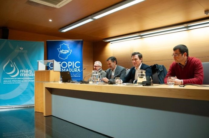 Inauguración de la jornada técnica 'Autorizaciones administrativas en la gestión de agua' organizada por el Consorcio MásMedio y CHT