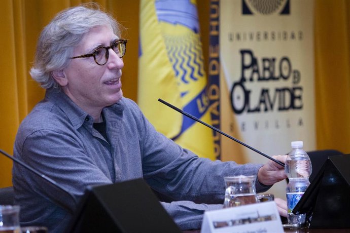El cineasta David Trueba imparte la Lección Primera de la facultad de Humanidades de la UPO.