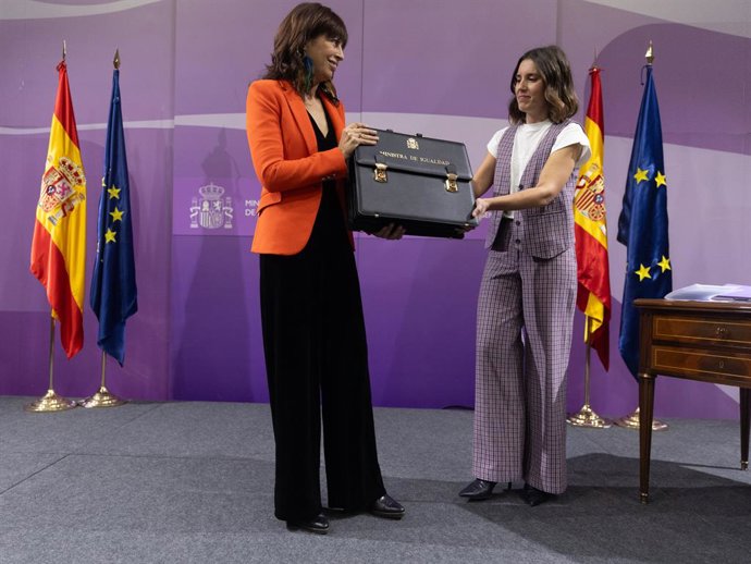 La hasta ahora ministra de Igualdad, Irene Montero (d), traspasa su cartera de Igualdad, a la hasta ahora concejala de Cultura y Turismo en el ayuntamiento de Valladolid, Ana Redondo (d).
