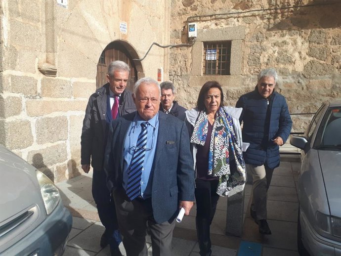 El consejero Gonzalo Santonja, durante su visita en Piedrahíta.