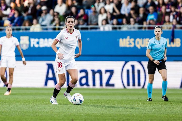 La migcampista María Pérez durant un partit amb el Sevilla