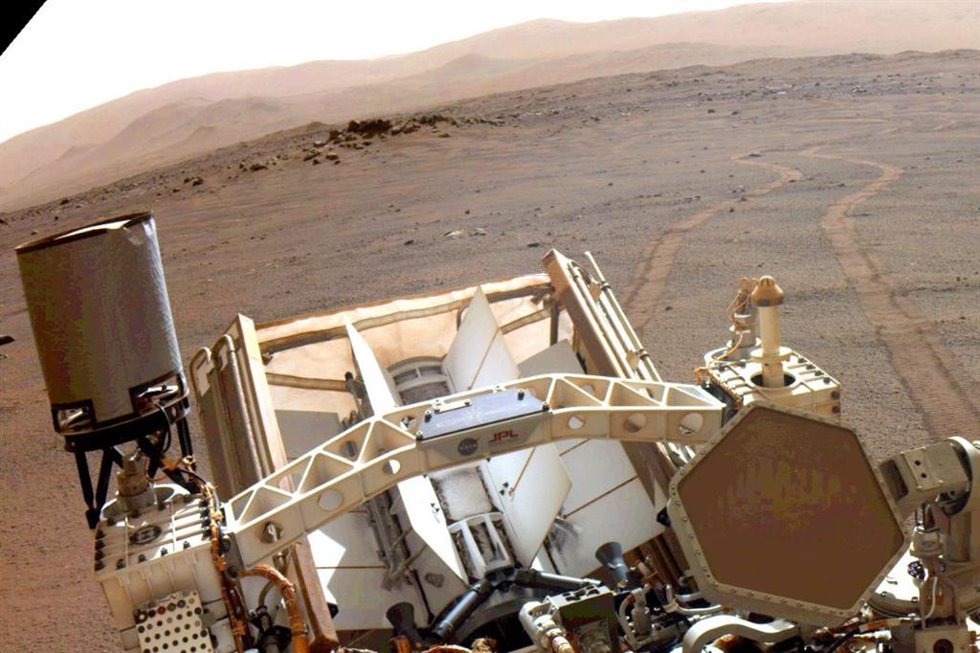 Primer plano del rover Perseverance Mars de la NASA mientras mira hacia atrás a las huellas de sus ruedas el 17 de marzo de 2022, el día 381, o sol, marciano de la misión.