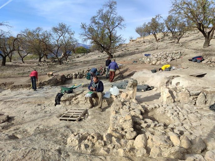 Trabajos de excavación en el poblado mozárabe de Tózar.