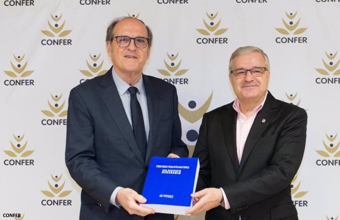 El Defensor del Pueblo, Ángel Gabilondo, y el presidente de la Conferencia Española de Religiosos (CONFER), Jesús Díaz Sariego.