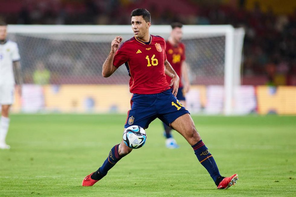 Archivo - Rodri Hernández durante un partido con la selección española