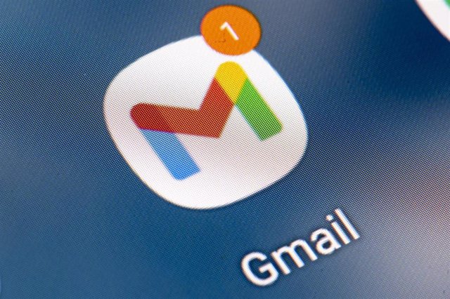 Archivo - FILED - 21 January 2022, Berlin: The icon of the Gmail app can be seen on the screen of a smartphone. Photo: Fabian Sommer/dpa