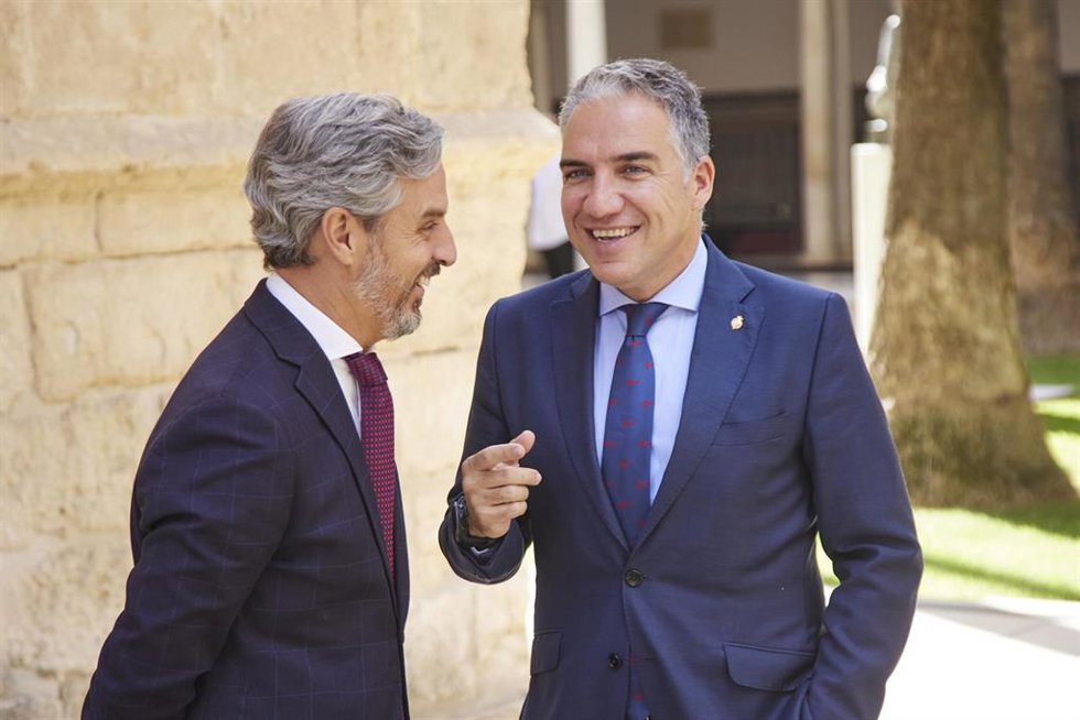 Archivo - El vicesecretario de Economía del PP, Juan Bravo (i), y el coordinador general del PP, Elías Bendodo (d), en una foto de archivo.