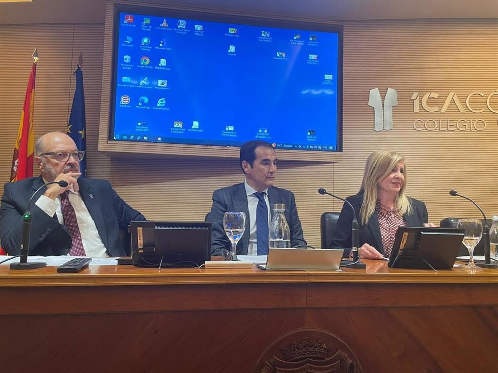 Archivo - El consejero de Justicia, el cordobés José Antonio Nieto (centro), en un acto en el Colegio de Abogados de Córdoba.