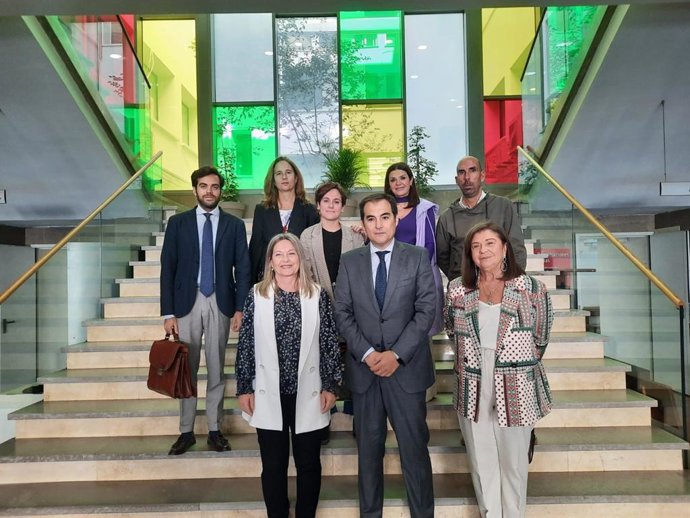 Archivo - El consejero de Justicia, Administración Local y Función Pública, José Antonio Nieto, en el Colegio de Procuradores de Huelva.