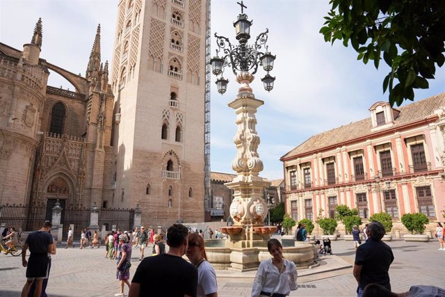 Archivo - Turistas pasean por los lugares más representativos de la ciudad, a 13 de octubre de 2023, en Sevilla, (Andalucía, España).  