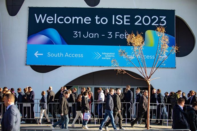 Archivo - Decenas de personas entran a la Feria Integrated Systems Europe (ISE) en la edición de 2023.