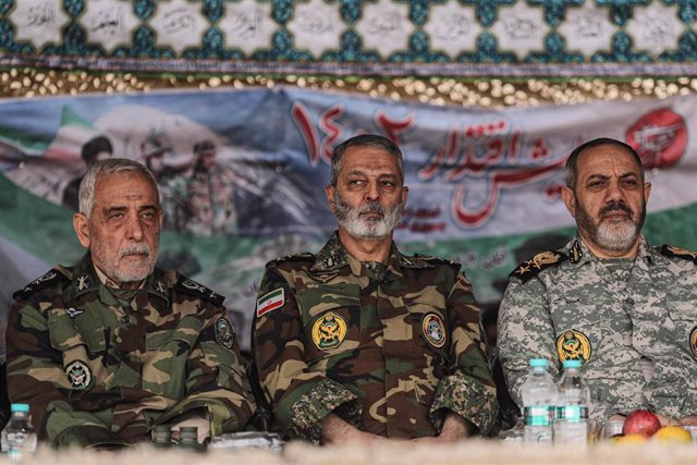 El jefe del Ejército de Irán, Abdolrahim Musavi (centro), en una imagen de archivo.