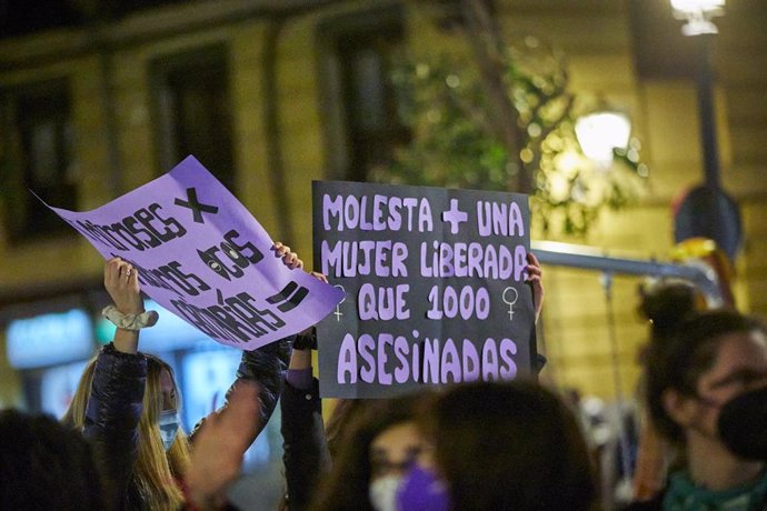 Archivo - Varias mujeres participan en una concentración feminista con motivo del Día Internacional de la Mujer, en el barrio de Lavapiés, en Madrid (España), a 8 de marzo de 2021.