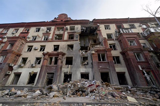 Archivo - Un edificio destrozado en Zaporiyia por un misil ruso (Archivo)