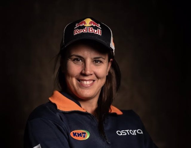 Laia Sanz posando con el Astara Team de cara al Dakar 2024