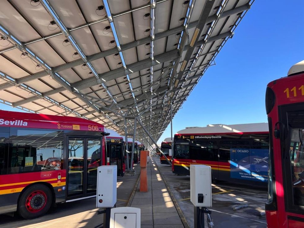 Archivo - Marquesinas del aparcamiento de Tussam en sus instalaciones de la avenida de Andalucía cubiertas de placas solares.