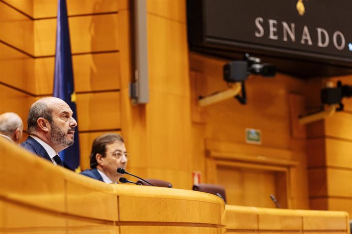 El presidente del Senado, Pedro Rollán (i), y el secretario de Política Autonómica del PSOE y vicepresidente segundo del Senado, Guillermo Fernández Vara (d), durante una sesión plenaria, en el Senado, a 14 de noviembre de 2023, en Madrid (España). La C