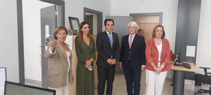 El consejero de Justicia, Administración Local y Función Pública, José Nieto, y la delegada en Málaga, Teressa Pardo, junto al presidente del Colegio de Abogados de Málaga, Salvador González Martín, en una imagen de archivo.