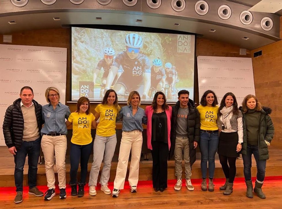 Foto de família de componentes de Andona y representantes de Andbank