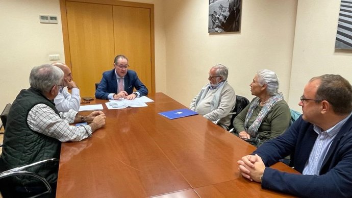 Reunión de los concejales salmantinos Fernando Carabias y Roberto Martín con vecinos de la zona de Gran Vía