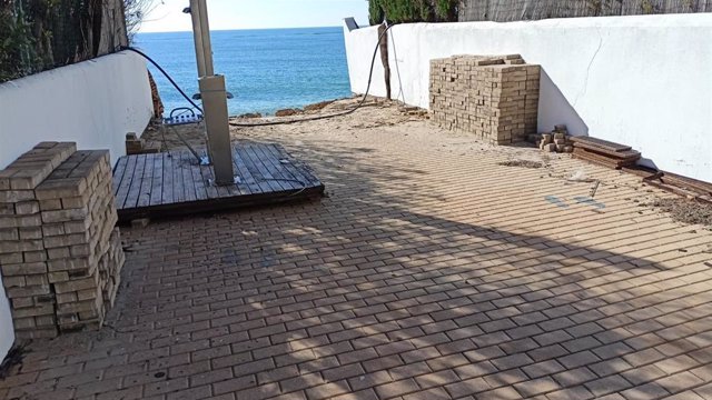 Obras de recuperación del acceso a la playa urbana de El Portil situado en la calle Albur por los efectos de la borrasca Bernard.