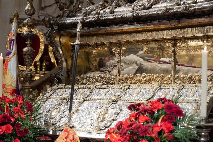 Archivo - Apertura de la urna de San Fernando, con la Espada del Santo Rey en el centro de la imagen, en una foto de archivo. 