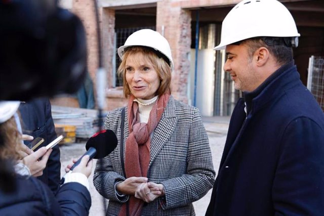 La presidenta de la Diputación de Barcelona, Lluïsa Moret, y el alcalde de Terrassa, Jordi Ballart, en la visita a la Fundació Prodis, en Terrassa.