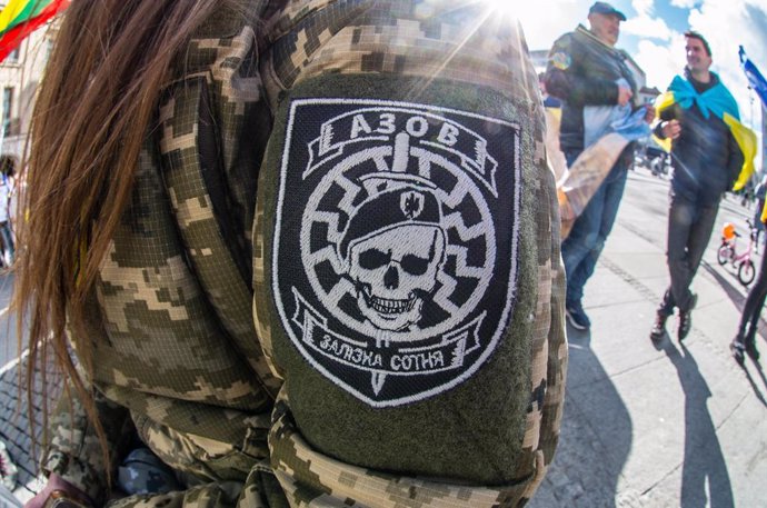 Archivo - March 25, 2023, Munich, Bavaria, Germany: A demonstrator in Munich, Germany wears patches of the former Azov Battalion after holding a speech about the Azovstal defenders of Mariupol, some of whom are still in Russian captivity.  The former Az