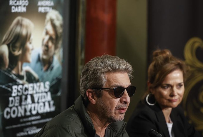 El actor Ricardo Darín y la actriz Andrea Pietra ofrecen una rueda de prensa sobre el regreso de la obra 'Escenas de la vida conyugal, en el Teatro Olympia, a 21 de noviembre de 2023, en Valncia, Comunidad Valenciana (España). Durante la rueda de pren