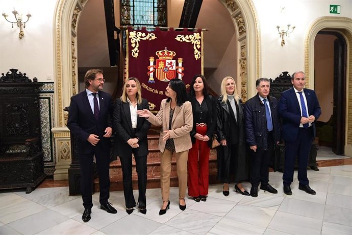 Representantes institucionales en la Subdelegación del Gobierno en Granada, donde se ha reunido la mesa sectorial contra los cortes de luz