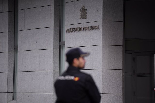 Archivo - Un agent a l'Audiència Nacional