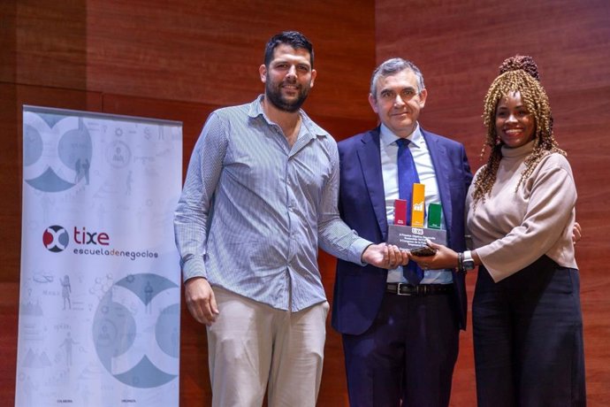 Katia Simone y Fran Morales recogen su reconocimiento en la entrega de los premios Tixe
