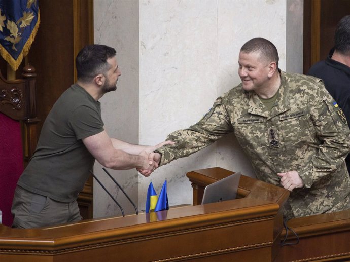 Archivo - July 28, 2022, Kyiv, Ukraine: Commander-in-Chief of the Armed Forces of Ukraine Major General Valeriy Zaluzhny, right, greets Ukrainian President Volodymyr Zelenskyy, left, during Statehood celebrations at the Verkhovna Rada parliament, July 2