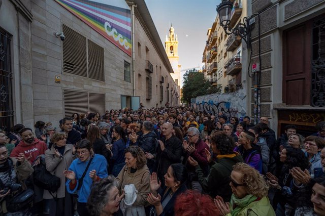 Decenas de personas durante una concentración contra el cese de Pérez Pont como gerente del Consorci de Museus, frente al  Centro del Carmen de Cultura Contemporánea (CCCC)