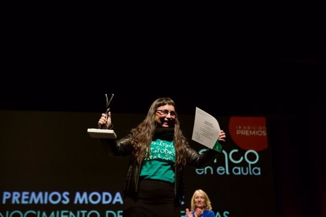 Ana María Ruiz Mármol recogiendo el premio