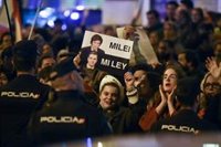 La Policía vuelve a cortar el tráfico en Ferraz en un nueva noche de protestas que reúne a mil personas