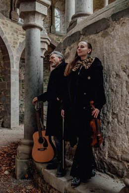 Archivo - El guitarrista Marty Willson-Piper junto a su mujer, la violinista Olivia Elektra